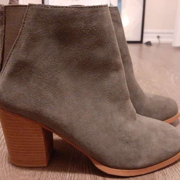 NWOT - Urban Outfitters Moss Green Suede Block Heel Ankle Boots - Picture 2 of 6